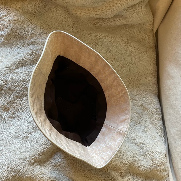 Coach cream color hat with white leather metal buckle belt. Size PS. - Picture 8 of 15